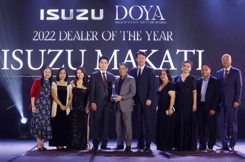 Isuzu Gencars, Inc. Chairman D. Edgard A. Cabangon (5th from left) holds the 2022 Dealer of the Year Award received by Isuzu Makati from Isuzu Philippines Corporation (IPC). He is flanked by outgoing IPC President Noboru Murakami (4th from left) and incoming IPC President Tetsuya Fujita (6th from left). They are joined in the photo by (left to right) Ms. Sharon Tan, Isuzu Gencars, Inc. President Lerma O. Nacnac, Special Assistant to the President Giannina Eunice A. Cabangon, Sales and Marketing Manager Ma. Victoria Albaña, Service and Parts Manager Ma. Elena Perez, Vice President for Sales and Marketing Albert Zata, and IPC Executive Vice President Shojiro Sakoda. PHOTO BY ROY DOMINGO